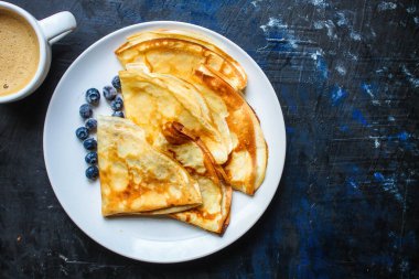 Yaban mersinli krepleri kapat.