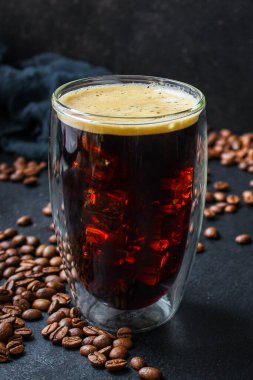 Buzlu kahveli cam bardak.