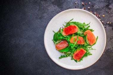 roka, fesleğen ve somon salatası.