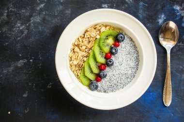 Yulaf ezmesi, kivi, böğürtlen ve chia çekirdekleri.