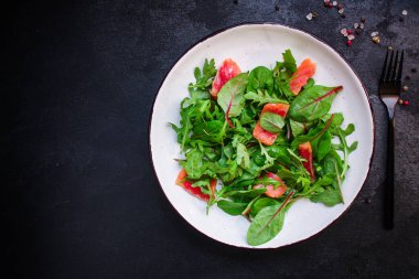 roka, fesleğen ve somon salatası.