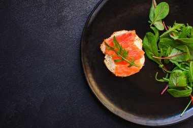 Somon balıklı sandviç.