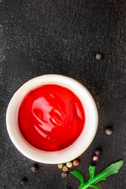 Domates sosunun üstü.