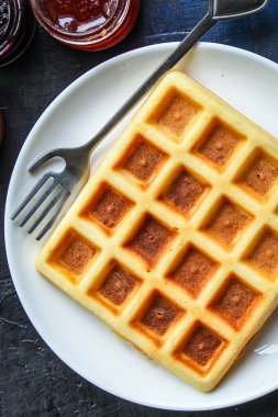 Beyaz tabakta Belçika waffle 'ı