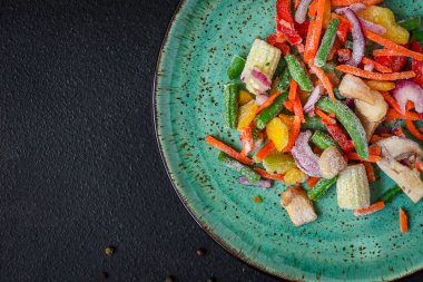 Tabaktaki donmuş sebzeleri kapat.