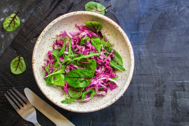 roka, fesleğen ve pembe lahana salatası.