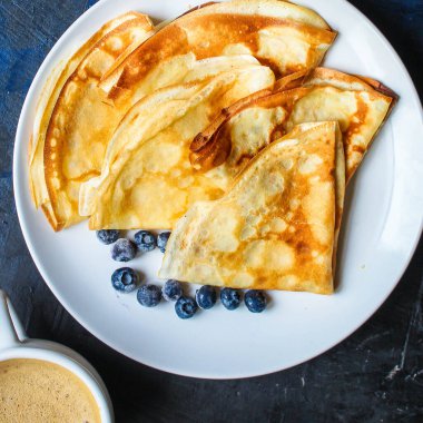 Yaban mersinli krepleri kapat.