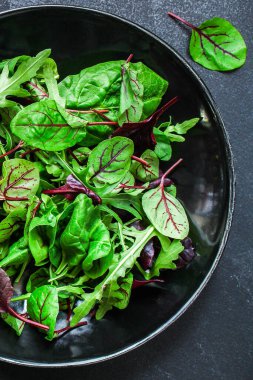 Tabak görünümünde bitki karışımı.