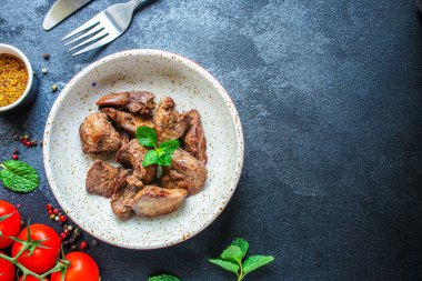 Bitki ve domatesli kızarmış ciğer.