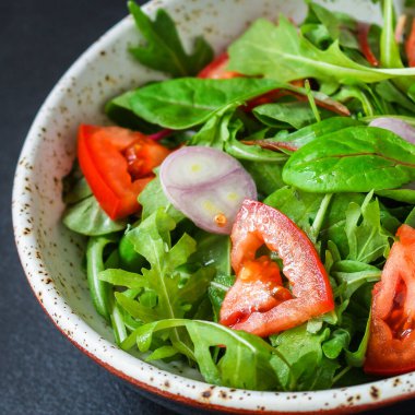 domatesli salata, otlar ve soğanlı