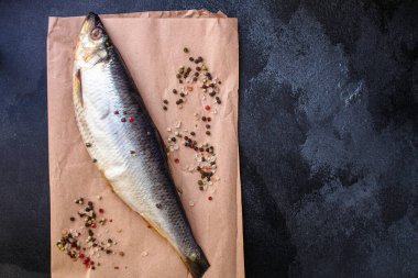 Tahtadaki baharatlı ve otlu çiğ balık. 