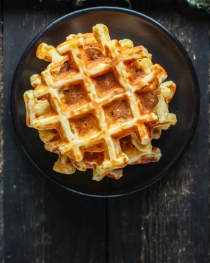 Belçika waffleları tabakta. Yakın plan.