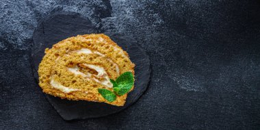 Kremalı pastayı kapat.