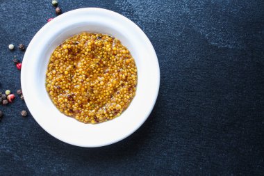 Beyaz kasede hardal manzarası