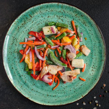 Tabaktaki donmuş sebzeleri kapat.