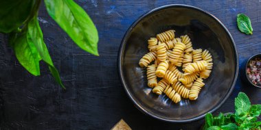 Tahta masada taze İtalyan makarnası.