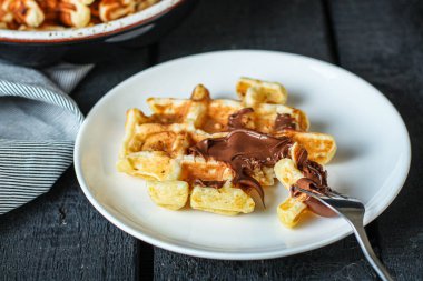 Belçika waffleları tabakta. Yakın plan.