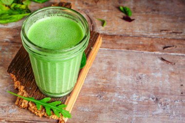 Yeşil sebze püresini kapat.