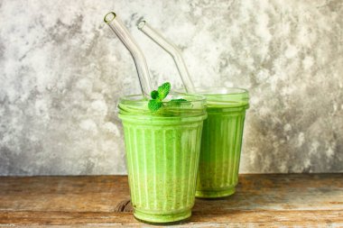 İki bardak yeşil sebze suyu.