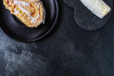 Limonlu ev yapımı turta ve siyah arkaplanda pudra şekeri.