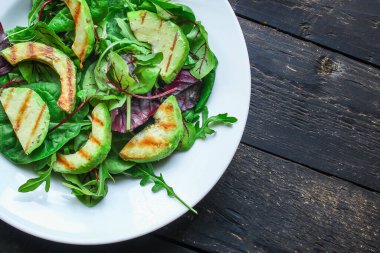Kızarmış avokadolu salata.