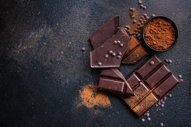 Çikolata parçalarını kapatın.