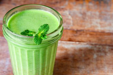 Yeşil sebze püresini kapat.