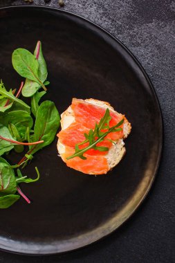 Somon balıklı sandviç.