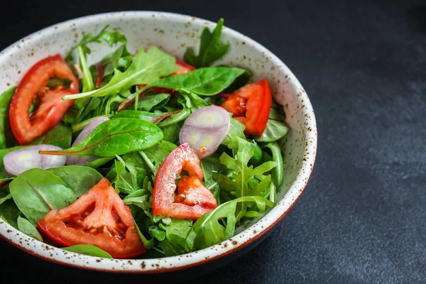 Salada Com Tomates Ervas Cebola — Fotografia de Stock