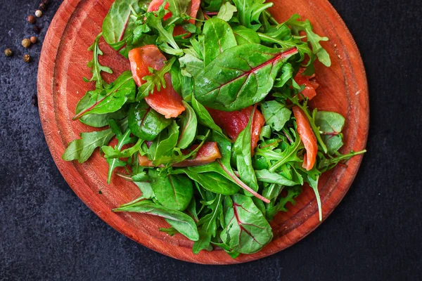 Salat Mit Rucola Basilikum Und Lachs — Stockfoto