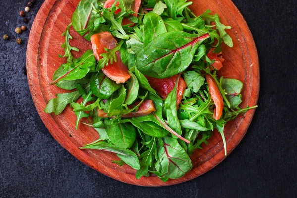 Sallad Med Ruccola Basilika Och Lax — Stockfoto