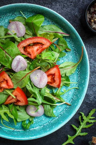 Domatesli Salata Otlar Soğanlı — Stok fotoğraf