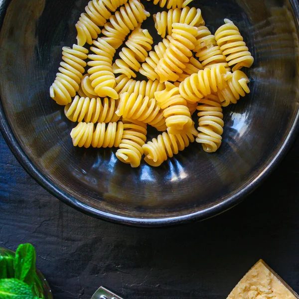 Vue Dessus Des Pâtes Italiennes Savoureuses Fraîches Sur Table Bois — Photo