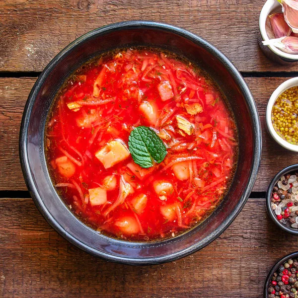 토마토 수프는 고기와 야채를 준비가 있으며 위에는 텍스트 배경의 이미지를 — 스톡 사진