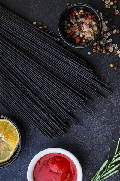 Vista Superior Espaguetis Negros Sin Cocer Con Especias Hierbas Sobre — Foto de Stock