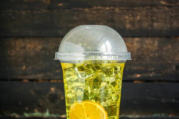 Plastik Bardakta Buz Küplü Limonata — Stok fotoğraf
