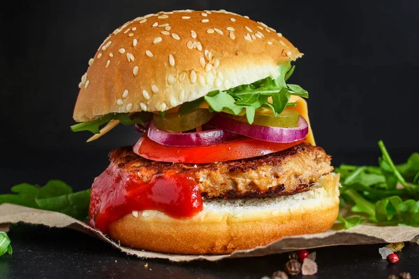 Zbliżyć Smaczny Burger — Zdjęcie stockowe
