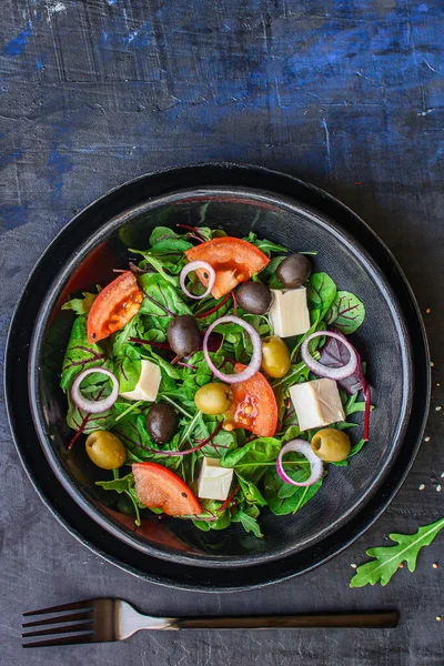 Salada Com Arugula Manjericão Azeitonas Tomates Cebola — Fotografia de Stock