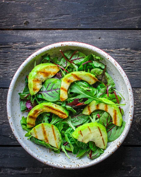 Salada Com Abacate Grelhado — Fotografia de Stock