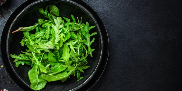 Verse Groene Salade Met Arugula Groenten Kruiden Bovenaanzicht — Stockfoto