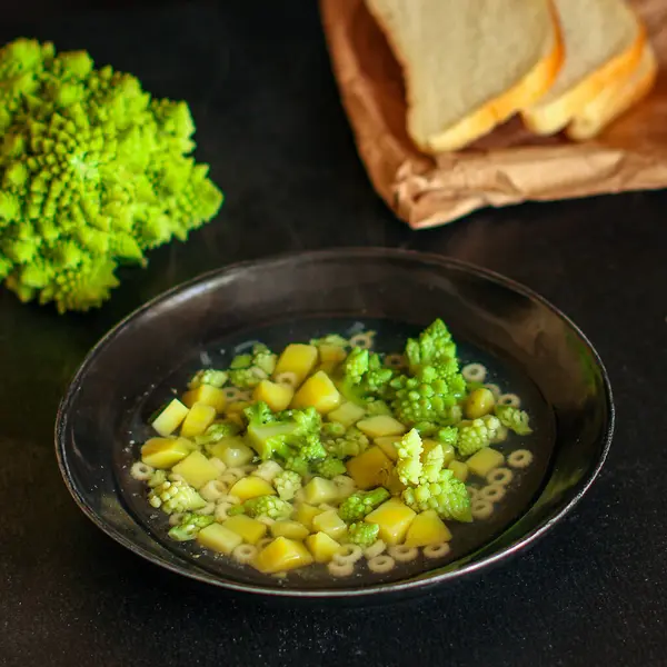 Broccoli Soep Met Groenten Voorgerecht Portie Grootte Vegetarisch Bovenaanzicht Rustieke — Stockfoto