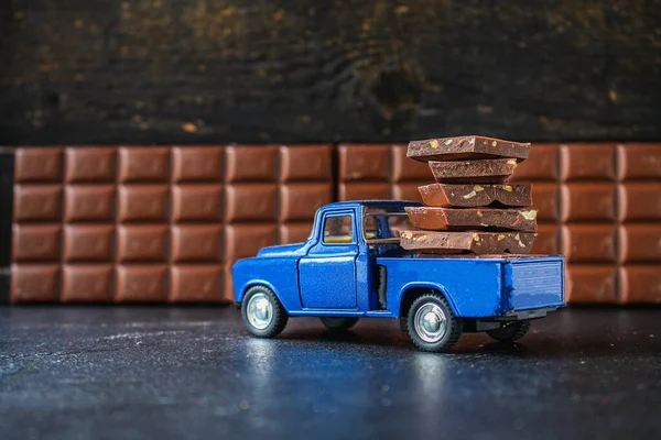 Barra Chocolate Deliciosos Dulces Postre Transporte Productos Chocolate Coche Pequeño — Foto de Stock