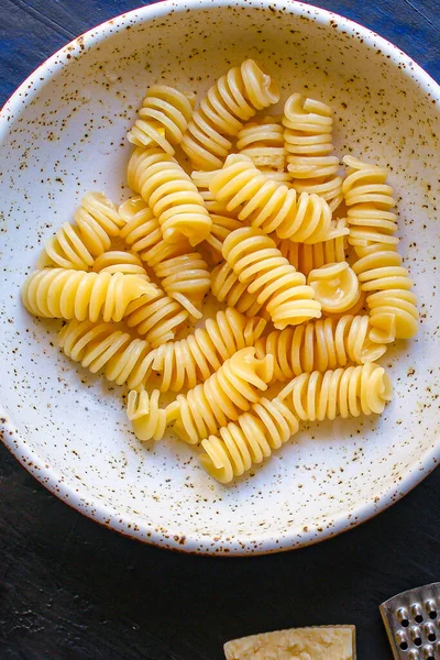 Bovenaanzicht Van Verse Smakelijke Italiaanse Pasta Houten Tafel — Stockfoto