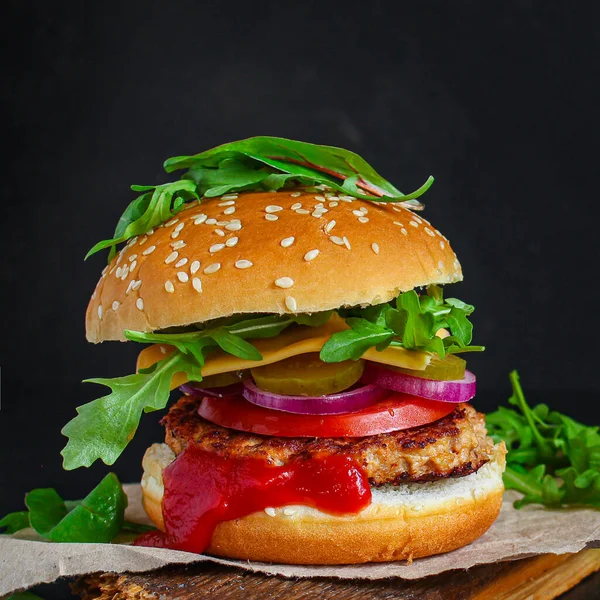 Zbliżyć Smaczny Burger — Zdjęcie stockowe