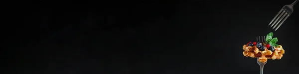 Belgijskie Gofry Jagodami Liśćmi Mięty Ciemnym Tle — Zdjęcie stockowe