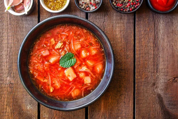 토마토 수프는 고기와 야채를 준비가 있으며 위에는 텍스트 배경의 이미지를 — 스톡 사진
