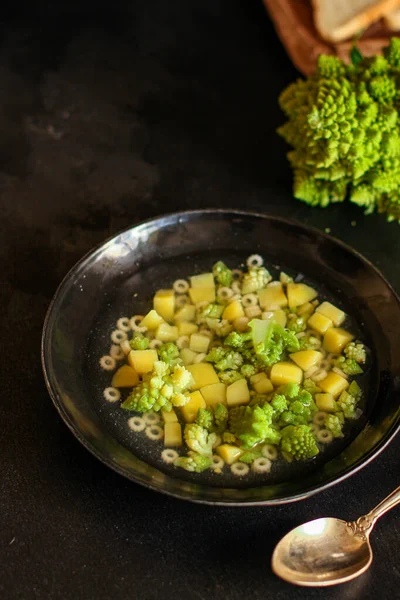 Broccoli Soep Met Groenten Voorgerecht Portie Grootte Vegetarisch Bovenaanzicht Rustieke — Stockfoto