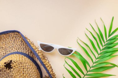 Yaz arkaplanı ferahlatıcı limonata hasır şapka pozitif ruh hali tatili üst görünümü