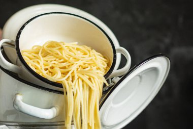 spagetti bir tencerede pişirildi buğday italyan yemeği organik,