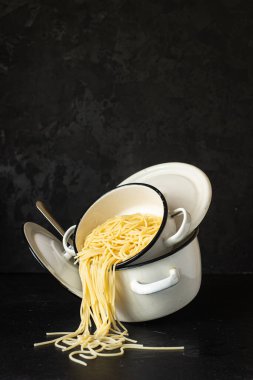 spagetti bir tencerede pişirildi buğday italyan yemeği organik,